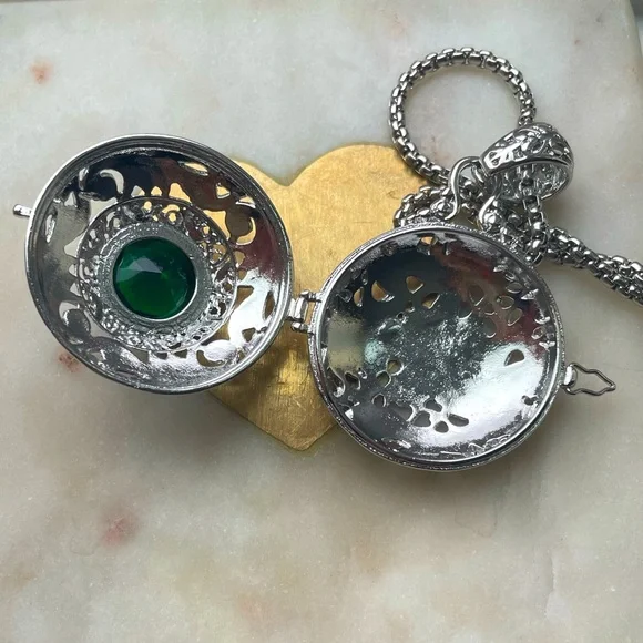 Green Rock Pendant Necklace - Picture 8 of 12